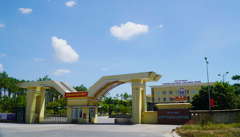 Từ ngày 15-10, Trường cao đẳng Luật miền Trung bước sang trạng thái “bình thường mới” đón học sinh, sinh viên trở lại học tập.