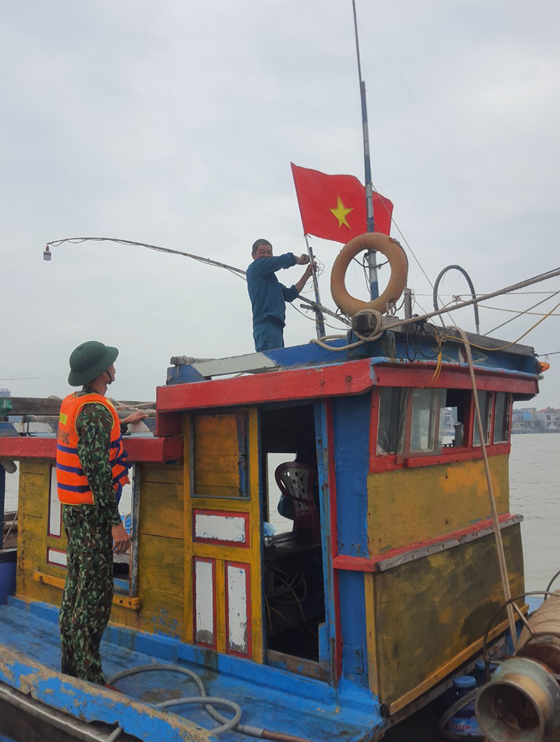  Ngư dân treo cờ Tổ quốc trước khi xuất bến.