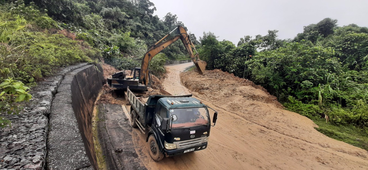 Lực lượng chức năng xử lý điểm sạt lở trên đèo Đá Đẻo.