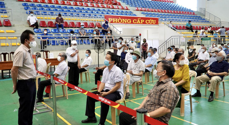 Ngành y tế chú trọng tư vấn về chăm sóc sức khoẻ sau tiêm cho người cao tuổi.