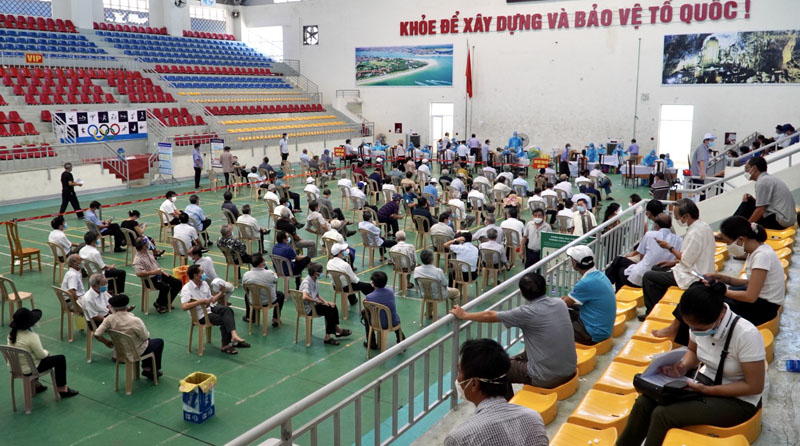 Người từ 50 tuổi trở lên được theo dõi chặt chẽ sau tiêm để bảo đảm an toàn tiêm chủng. 