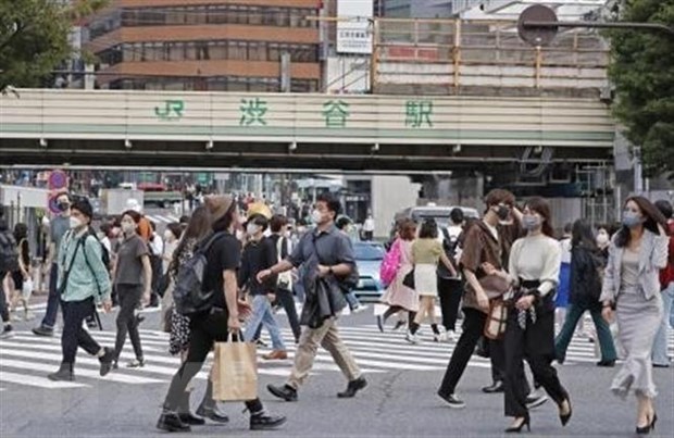 Người dân đeo khẩu trang phòng dịch COVID-19 tại Tokyo, Nhật Bản. (Ảnh: Kyodo/TTXVN)