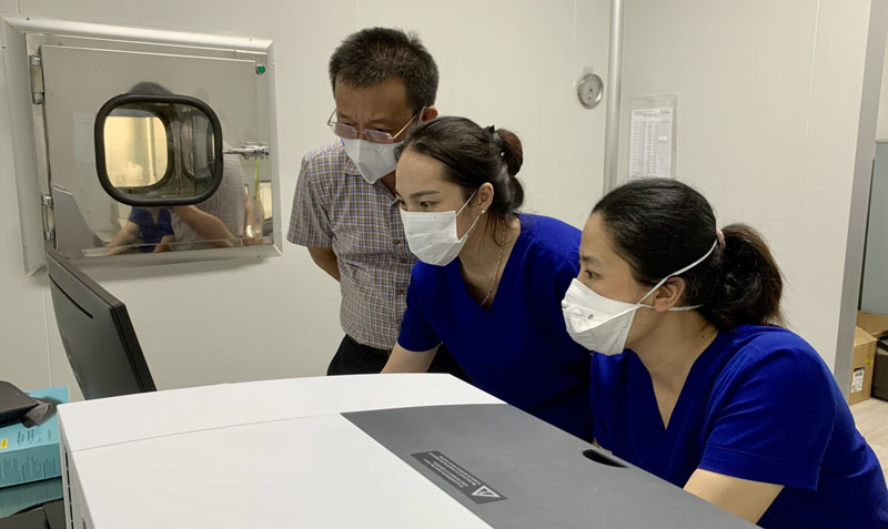 Trắng đêm dõi theo từng kết quả xét nghiệm RT-PCR.