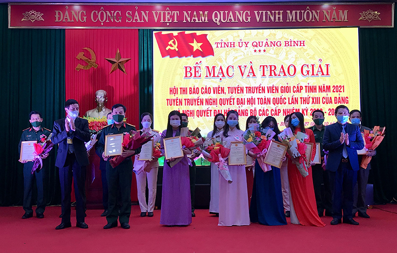 Đại diện Ban Tổ chức hội thi trao giải ba cho các thí sinh.