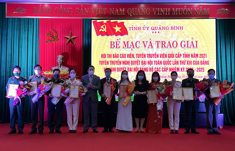 Đại diện Ban Tổ chức hội thi trao giải khuyến khích cho các thí sinh.