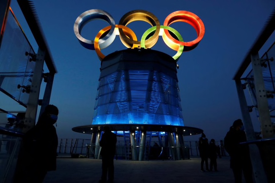 Biểu tượng Olympic thắp sáng trên đỉnh Tháp Olympic, một năm trước ngày khai mạc Thế vận hội Olympic mùa đông 2022, ở Bắc Kinh, Trung Quốc ngày 4-2-2021. Ảnh: Reuters