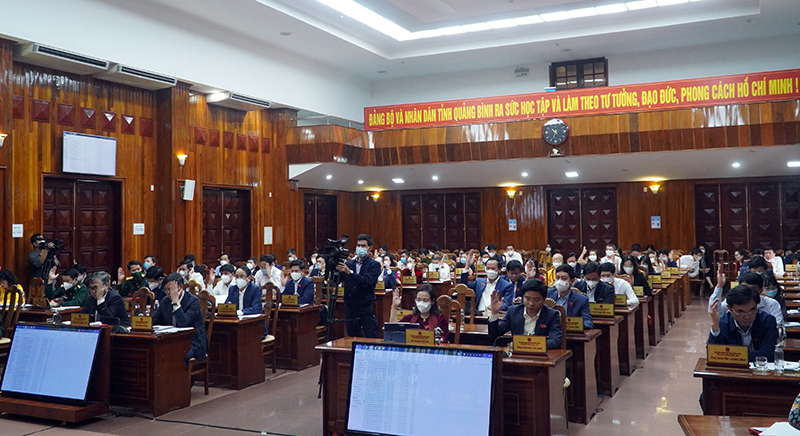 Các đại biểu biểu quyết thông qua các nghị quyết tại kỳ họp