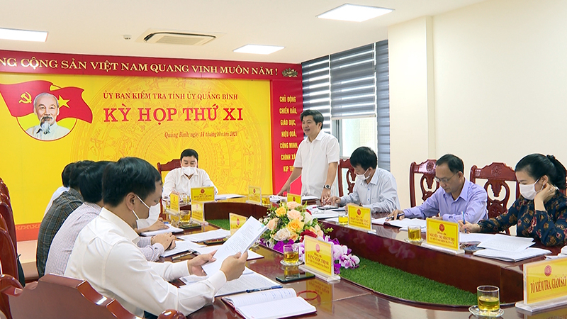 Đồng chí Trưởng ban Tổ chức, Ủy viên UBKT Tỉnh ủy  Trần Vũ Khiêm phát biểu tại kỳ họp.