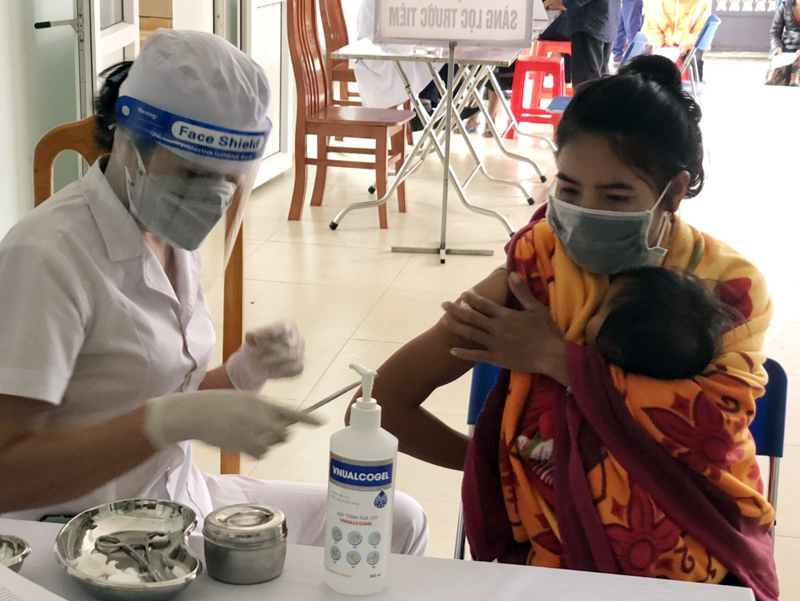 Đồng bào dân tộc thiểu số tại 2 xã Tân Trạch và Thượng Trạch tiêm vắc-xin phòng bệnh Covid-19.