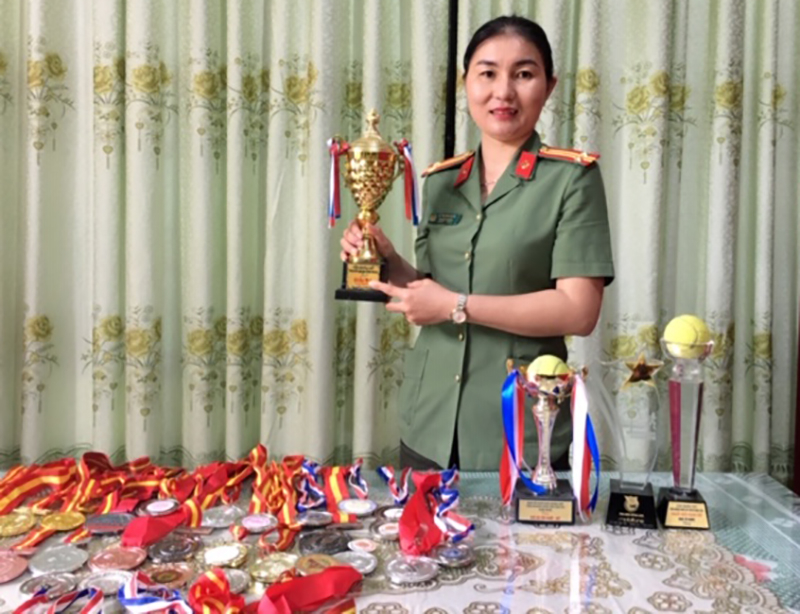  Trung tá Lê Thị Kim Ngân và bộ sưu tập các giải thưởng đã đạt được.