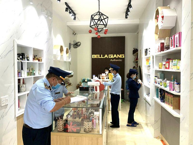 Đội QLTT số 1 kiểm tra tại hộ kinh doanh BELLA GIANG