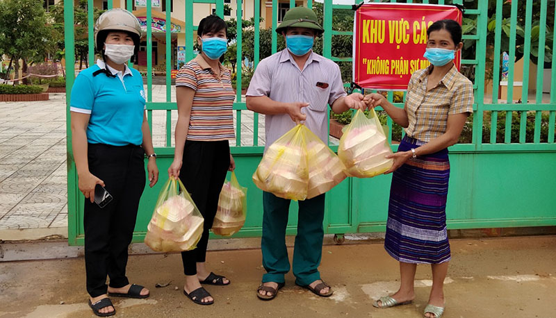 Chị Hồ Thị Thủy (ngoài cùng bên phải) cùng với hội viên Hội Phụ nữ xã Ngân Thủy hỗ trợ các suất cơm cho người dân và lực lượng làm nhiệm vụ tại khu cách ly tập trung.