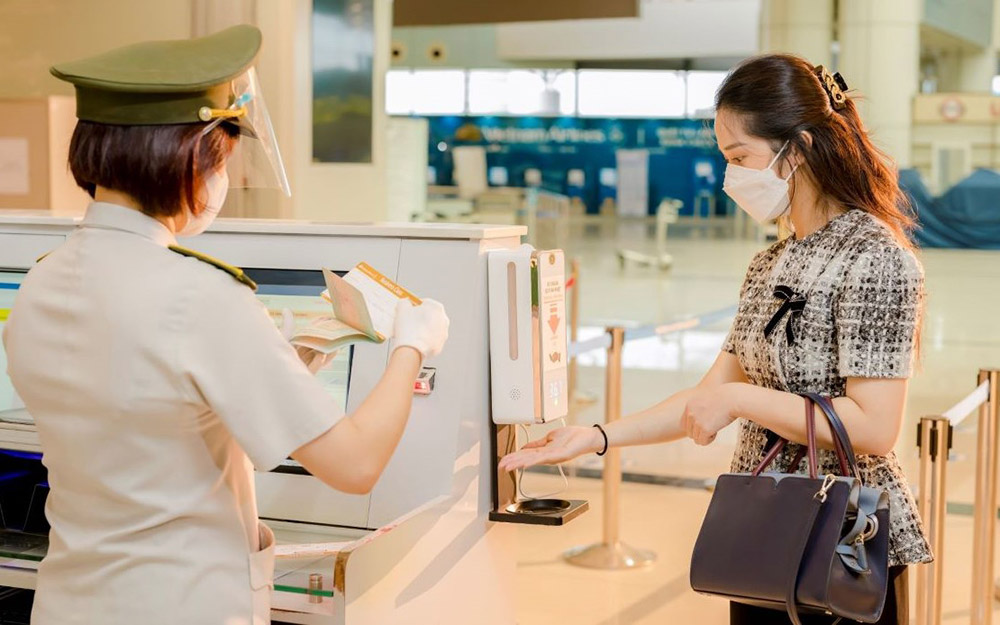 Hành khách làm thủ tục lên máy bay tại sân bay Nội Bài. (Ảnh: Cục Hàng không Việt Nam).