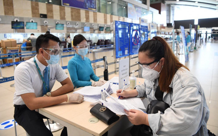   Hành khách đi tàu bay thực hiện nghiêm ngặt các biện pháp phòng, chống dịch. (Ảnh: Cục Hàng không Việt Nam).