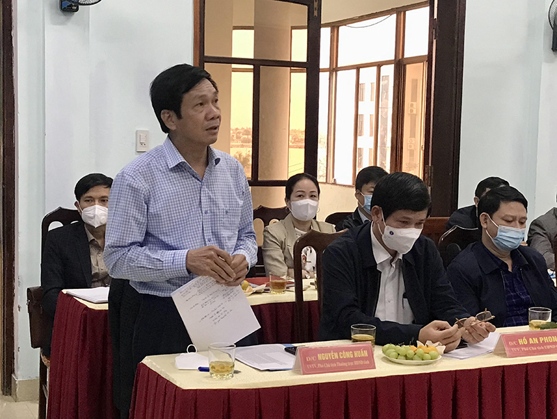Đồng chí Phó Chủ tịch Thường trực HĐND tỉnh Nguyễn Công Huấn phát biểu tại hội nghị.
