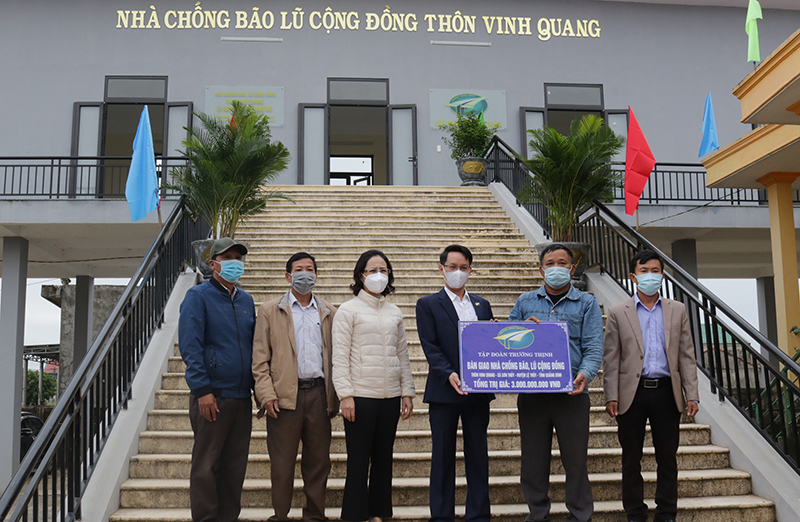 Đại điện lãnh đạo Tập đoàn Trường Thịnh, huyện Lệ Thủy bàn giao nhà chống bão, lũ cộng đồng cho thôn Vinh Quang, xã Sơn Thủy, huyện Lệ Thủy.