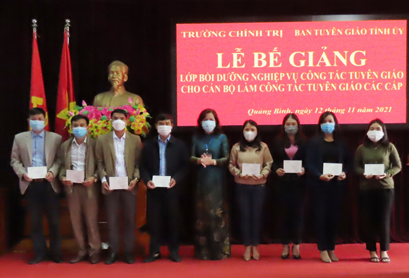 Đại diện lãnh đạo Trường Chính trị tỉnh trao chứng chỉ cho các học viên.