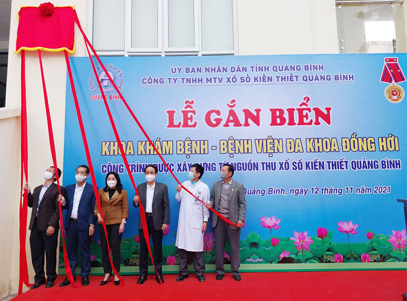 Các đải biểu thực hiện nghi thức gắn biển công trình