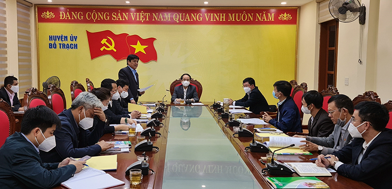 Lãnh đạo huyện Bố Trạch báo cáo tình hình thực hiện tín dụng chính sách trên địa bàn.
