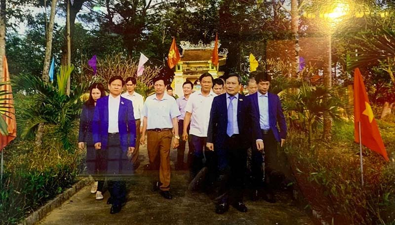 Các đồng chí lãnh đạo các cấp đang hương và thăm miếu Thần Hoàng (ảnh chụp thời điểm chưa bùng phát dịch bệnh Covid-19)