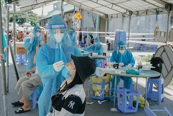  Các cơ sở y tế cần nghiêm túc triển khai thực hiện đúng theo nội dung Thông tư số 16 của Bộ Y tế về việc quy định giá dịch vụ xét nghiệm SARS-CoV-2. Ảnh: TTXVN.