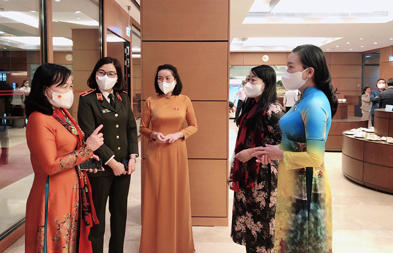 Đại biểu Nguyễn Minh Tâm và các nữ đại biểu bên lề kỳ họp