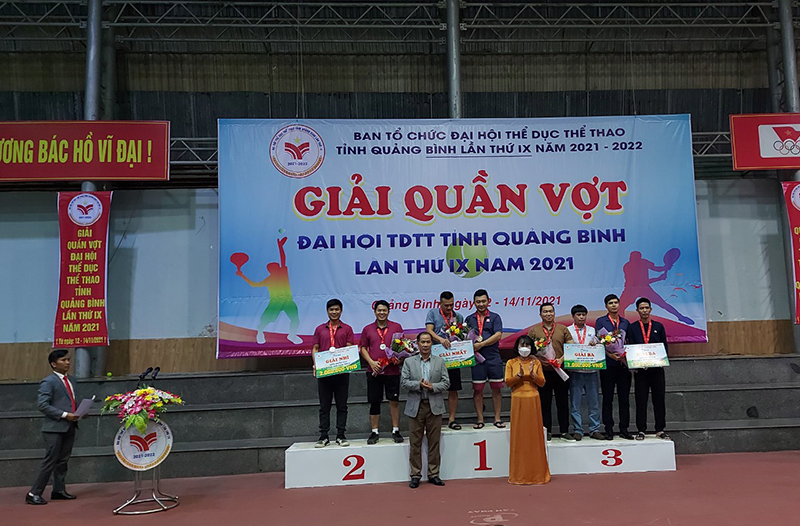 an tổ chức trao giải nhất cho các vận động viên thi đấu ở nội dung đôi nam trình 1350