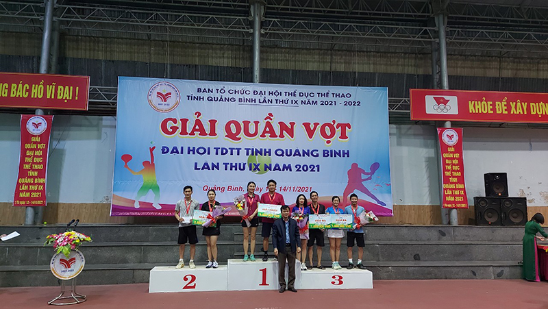 Ban chức trao giải nhất cho các vận động viên thi đấu ở nội dung đôi nam trình 1280