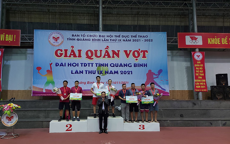 Ban tổ chức trao giải nhất cho các vận động viên thi đấu ở nội dung đôi nam trình 1280