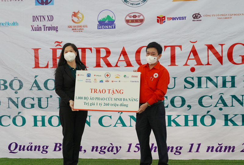 Đại diện các nhà tài trợ trao tặng tượng trưng 1.000 bộ áo phao cứu sinh đa năng cho ngư dân Quảng Bình.