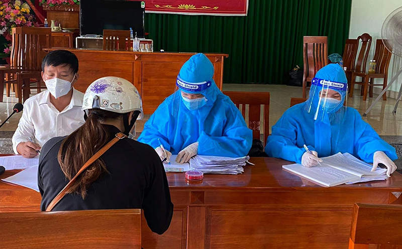 Xã Thanh Trạch chi trả tiền hỗ trợ cho người dân gặp khó khăn do dịch Covid-19.