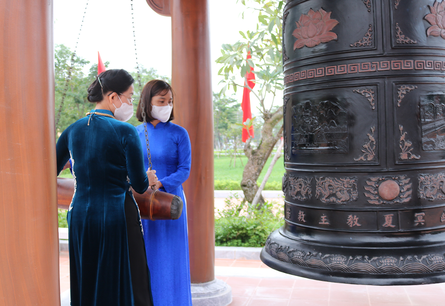 Đồng chí Trần Thị Hương, Phó Chủ tịch Hội LHPN Việt Nam và đồng chí Diệp Thị Minh Quyết, Chủ tịch Hội LHPN tỉnh thực hiện nghi thức thỉnh chuông