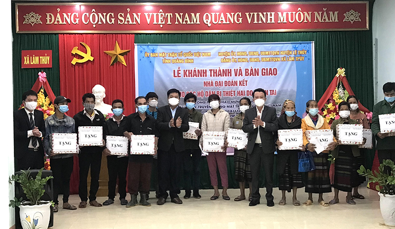Lãnh đạo Ủy ban MTTQVN tỉnh và huyện Lệ Thủy tặng quà cho các gia đình được hỗ trợ xây dựng nhà “Đại đoàn kết”.