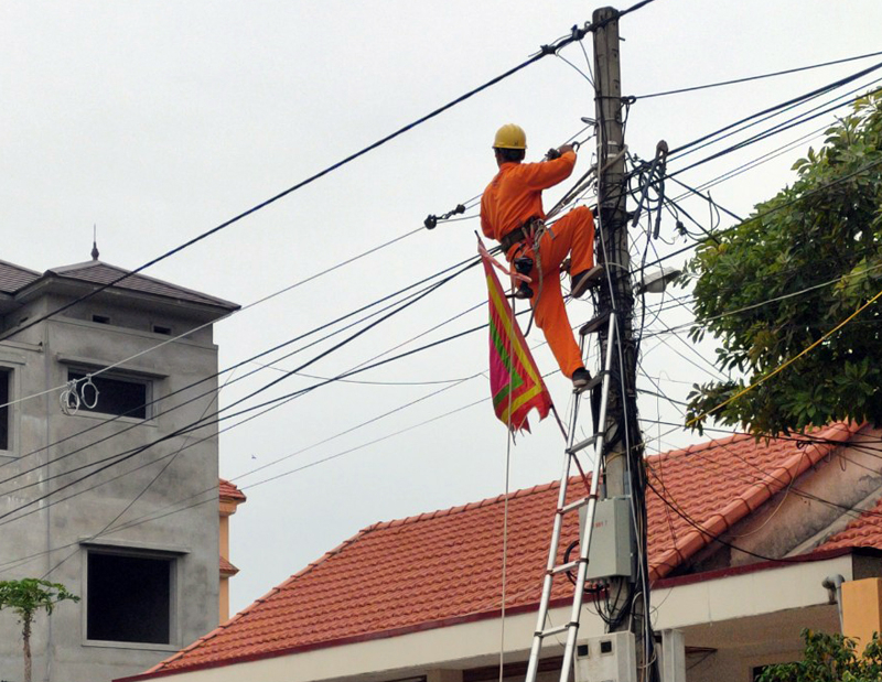 Thi công dây cáp chịu lực treo cáp viễn thông.