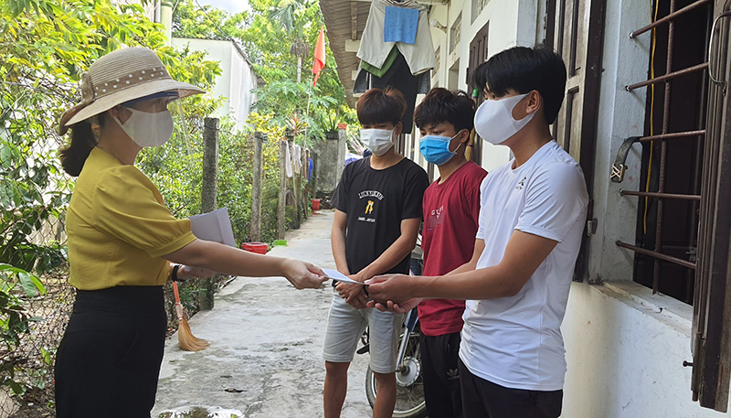 Đại diện lãnh đạo Ủy ban MTTQVN thành phố thăm hỏi, trao hỗ trợ các đối tượng hộ nghèo, cận nghèo và khó khăn ở các xã, phường.