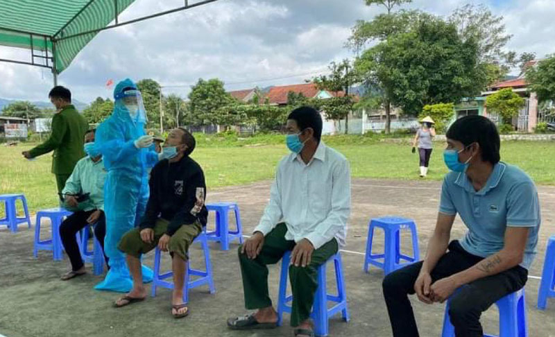 Lấy mẫu xét nghiệm cho người dân xã Cao Quảng (Tuyên Hóa).