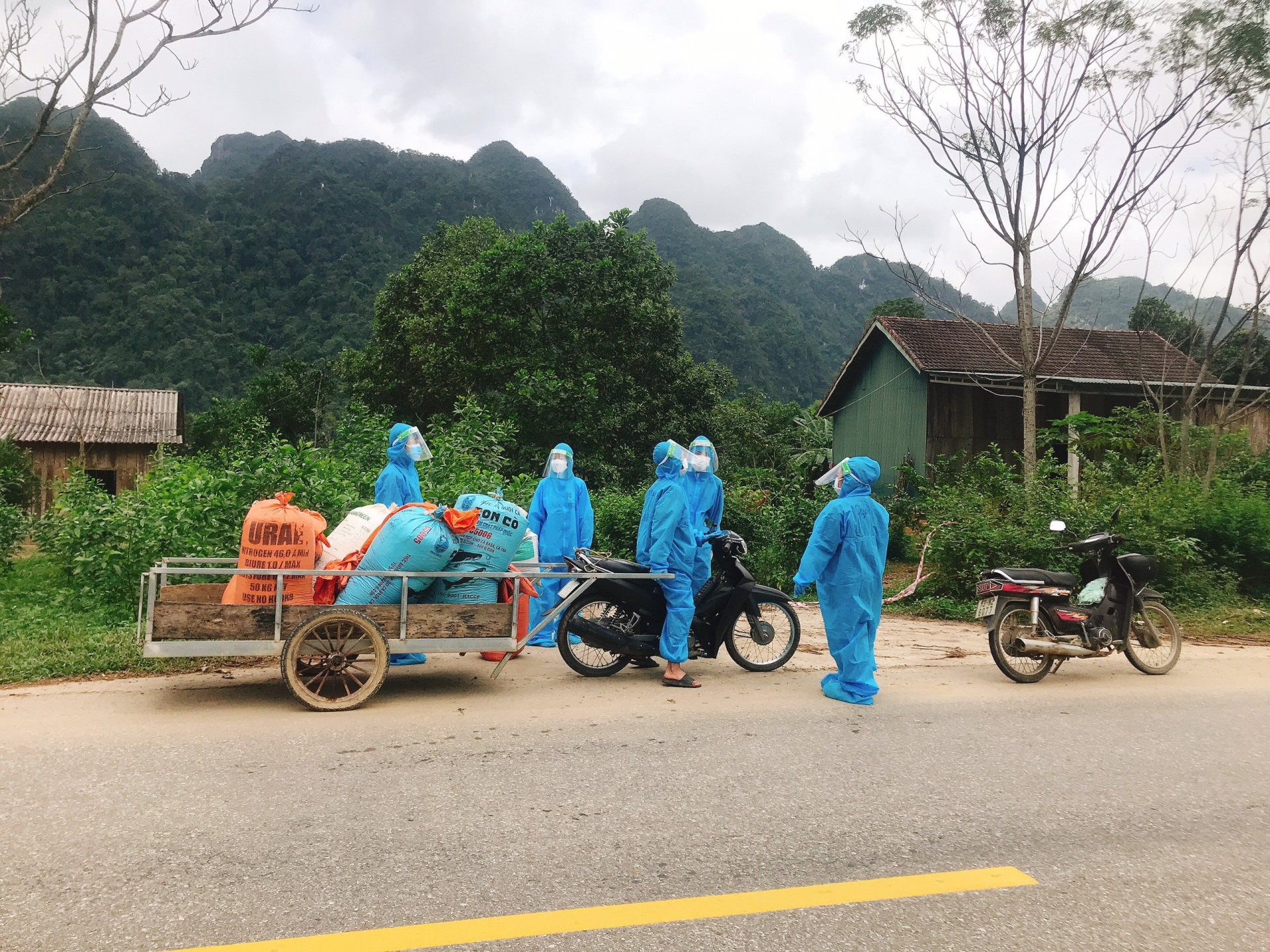 Vận chuyển hàng hóa giúp bà con trong khu phong tỏa.