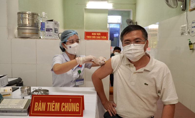 Tập trung tiêm vắc xin cho người dân 50 tuổi trở lên.