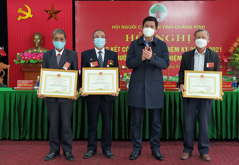  Đồng chí Phó Chủ tịch UBND tỉnh Hồ An Phong trao bằng khen cho các cá nhân có thành tích xuất sắc.