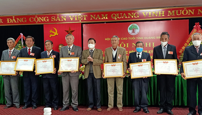Đại diện lãnh đạo Hội NCT Việt Nam trao bằng khen cho các cá nhân có thành tích xuất sắc trong nhiệm kỳ 2016-2021.