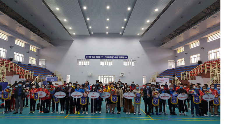 Ban tổ chức tặng hoa, cờ lưu niệm cho các đội tham gia giải