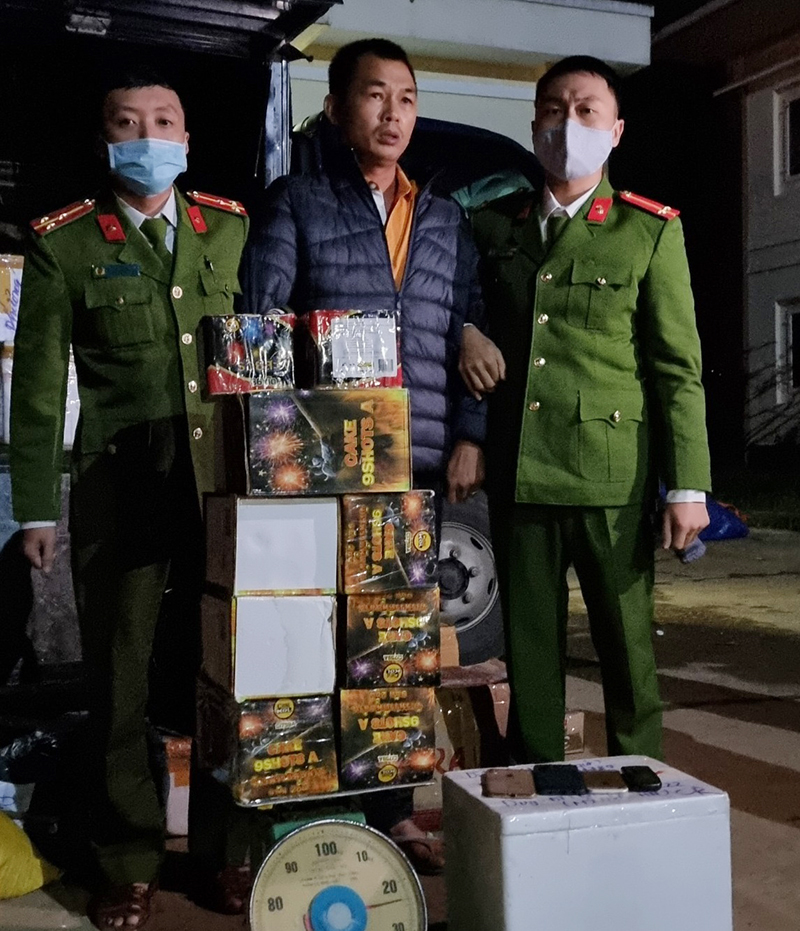 Trần Văn Thám cùng tang vật là số pháo nổ được vận chuyển trái phép.