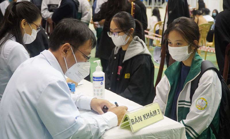 Khám sàng lọc kỹ trước khi tiêm cho học sinh.