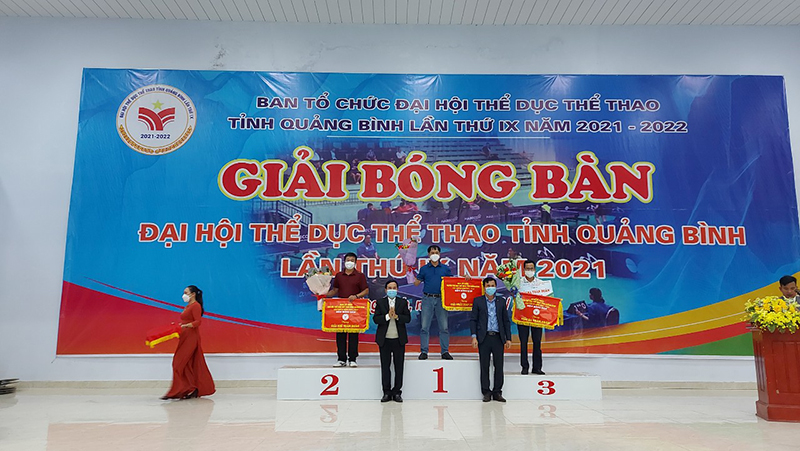 Ban tổ chức trao giải cho đội nhất toàn đoàn.