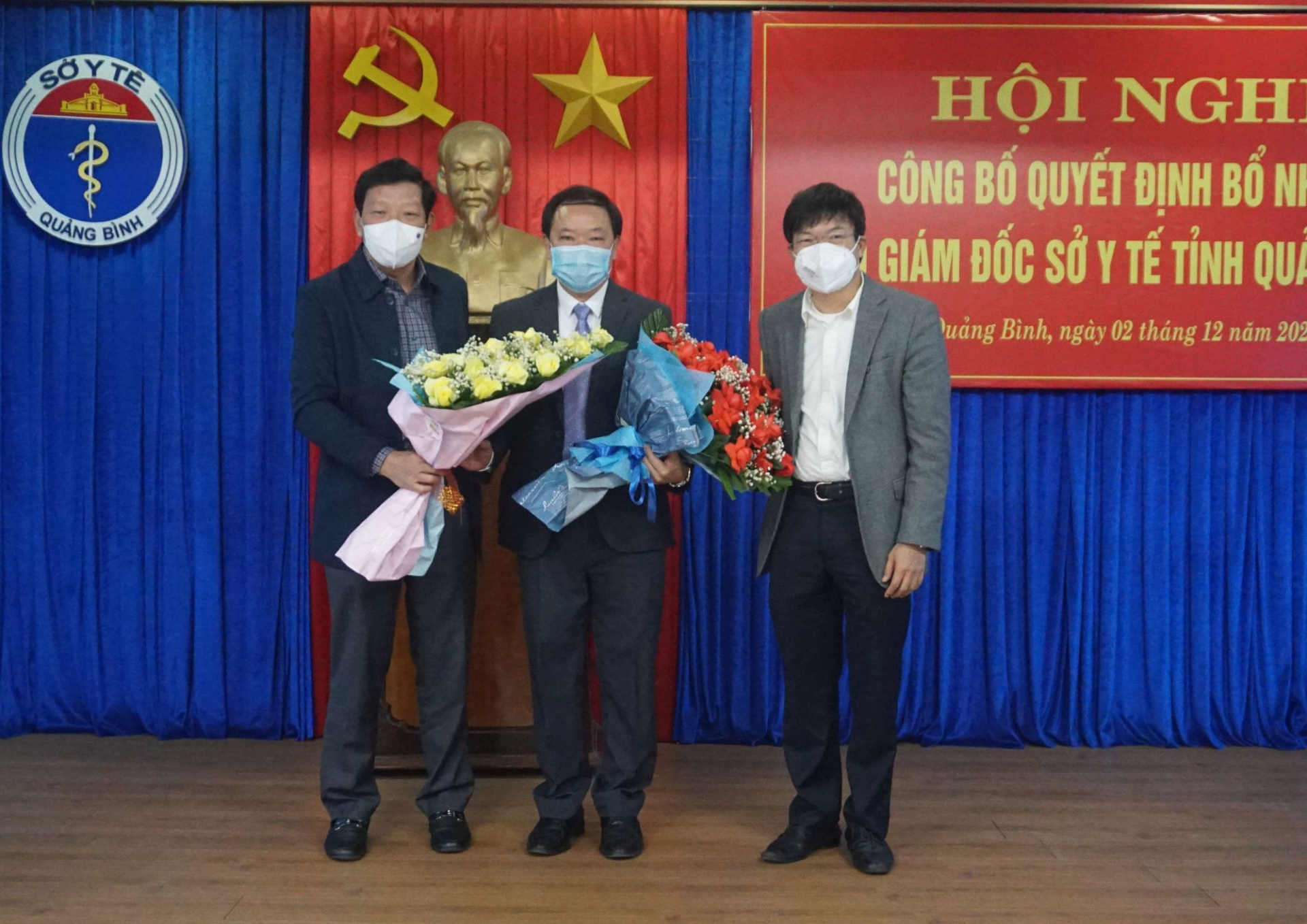  Lãnh đạo Sở Y tế tặng hoa chúc mừng bác sỹ Đinh Viễn Anh.