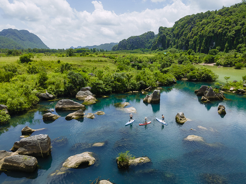Chèo sup bãi đá cạn ở sông Chày. Ảnh: Nguyễn Hải