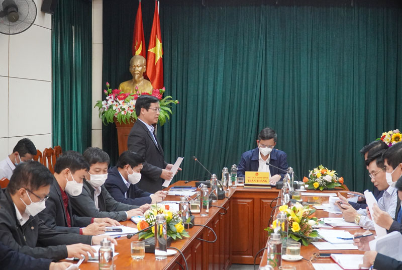 Giám đốc Sở TT-TT Hoàng Hữu Thái báo cáo hoạt động của đơn vị tại buổi làm việc.