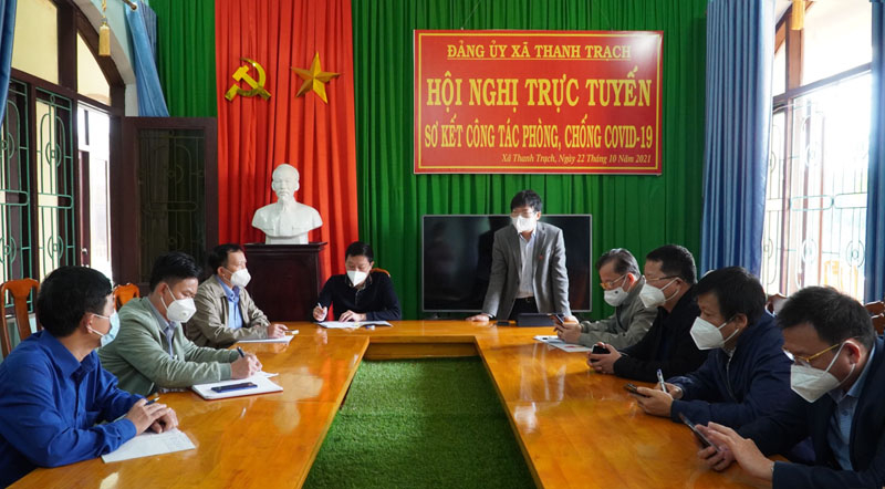Giám đốc Sở Y tế Dương Thanh Bình họp khẩn với lãnh đạo huyện Bố Trạch tại xã Thanh Trạch bàn phương án chống dịch.