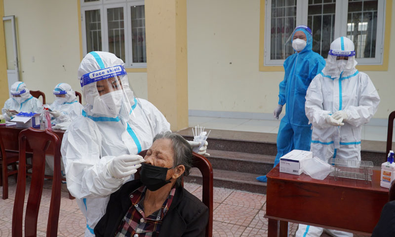 Xét nghiệm PCR cho người dân xã Quảng Châu.