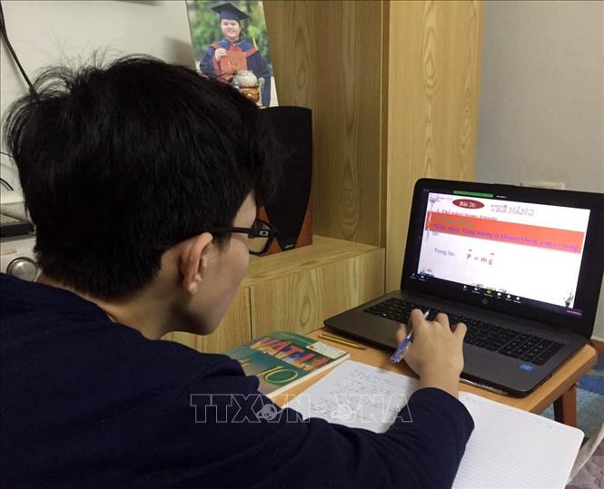  Máy tính là thiết bị thiết yếu phục vụ học trực tuyến. Ảnh: TTXVN